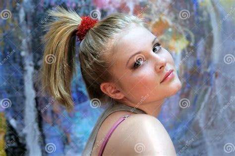 Portret Naturalnej Blondynki Nastolatka Z Wysokim Kucykiem Młoda