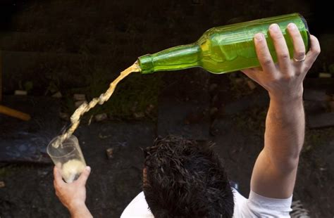 La Sidra Asturiana Y Su Particular Escanciado Cocina Y Vino