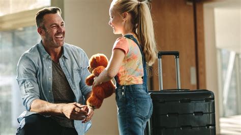 Niña Saludando A Su Padre Recién Llegado Del Viaje Foto De Archivo