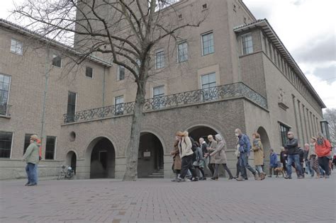 Omtzigt is razend populair onder kiezers, maar zijn politieke collega's in den haag zijn geen fan. Steunbetuigers aan Pieter Omtzigt lopen in Enschede mars ...