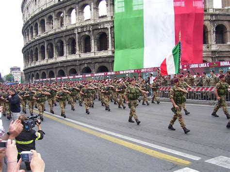 È un ministro peace & love. Dal terremoto alla festa: quanto ci costa la parata del 2 ...