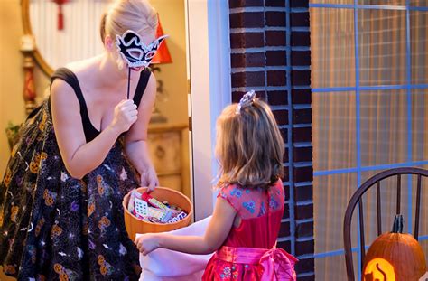 9 Best Places To Take Kids Trick Or Treating The La Girl