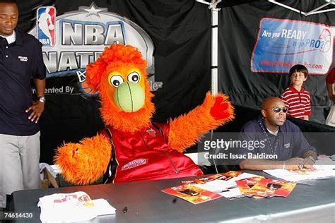 Burnie Mascot Photos And Premium High Res Pictures Getty Images