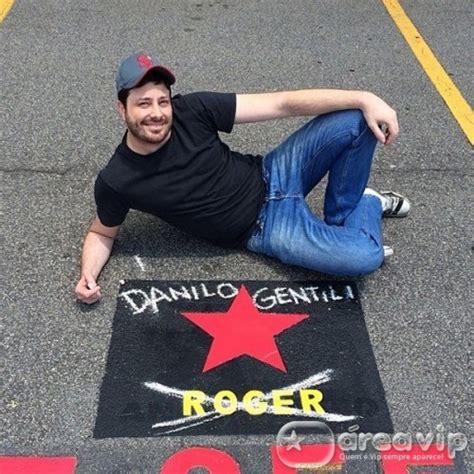He gained national recognition on the tv show custe o que custar (cqc), aired on the band network. Danilo Gentili estaria namorando