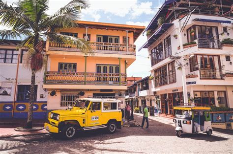 Discover the colonial architecture of the town of guatapé medellin with this tour wrrere you will also enjoy the views of the peñol reservoir dam. REISJUNK | Tips voor een dagje Guatapé vanuit Medellin