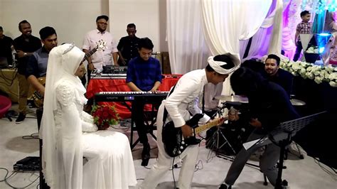 Drama band belanja erakustik 'biarkanlah' special untuk pendengar era fm. Drama band - biarkanlah (adib & intan wedding) - YouTube