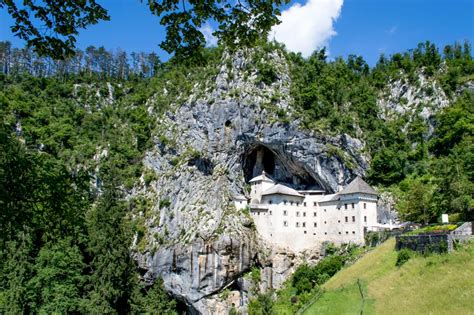 Locations de vacances les mieux notées. Bezoek aan de Postojna grotten en Predjama Castle in ...