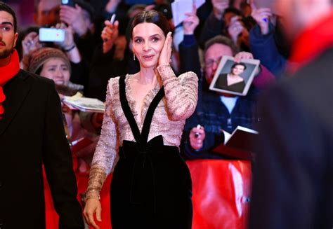 If playback doesn't begin shortly, try restarting your device. Roter Teppich zur Berlinale-Eröffnung