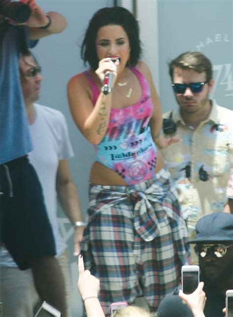 Blog De La Tele Demi Lovato Sexy Curvas En Fiesta Cool For The Summer