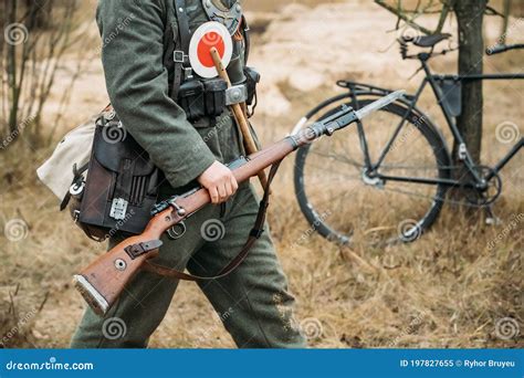 Herenactor Gekleed Als Duitse Soldaat Feldgendarm Holding Rifle Uit De