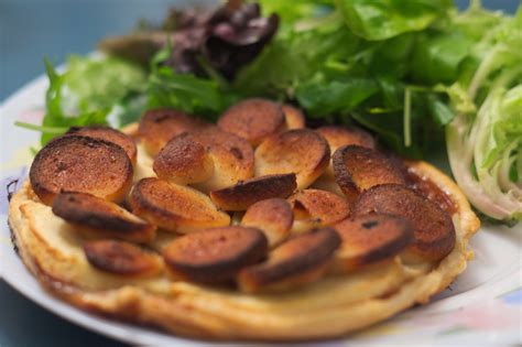 Tarte fine boudin blanc pommes et oignons rouges