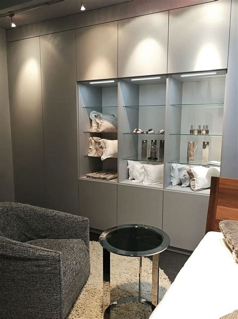 Schrank integriertem tisch kuche tischauszug einnehmend schreibtisch. Einbauschrank mit offenen Regalen und integriertem Licht ...