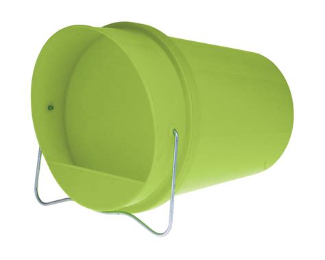 Abreuvoir fontaine — est un récipient rempli d'eau et disposé dans un local, un enclos ou un pré pour permettre. Abreuvoir seau plastique 6 litres vert : la Ferme de ...