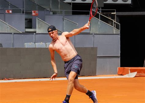 Watch official video highlights and full match replays from all of denis shapovalov atp matches plus sign up to watch him play live. Denis Shapovalov training hard in Madrid | Tennis Tonic ...
