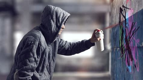 Idealnya, karangan merupakan penjabaran dari gagasan pokok yang dimiliki pengarang. Vandalisme Remaja, Ini Fakta Menurut Psikolog
