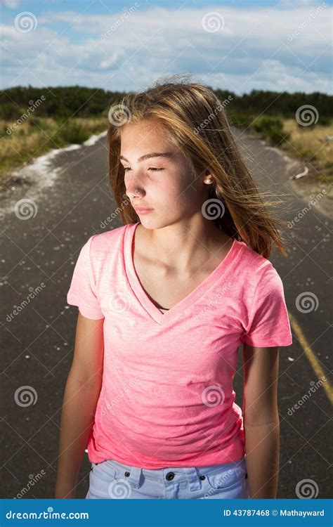 Une Adolescente Voyage Nu Pieds Sur Une Route Vide Photo Stock Image