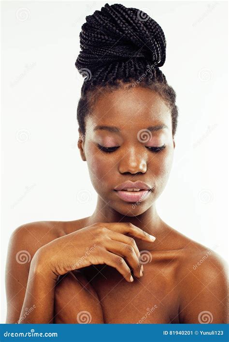 Cuidado Que Toma Desnudo De La Mujer Afroamericana Bonita Joven De Su Piel Aislada En El Fondo