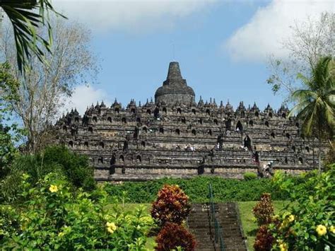 10 Landmark Paling Terkenal Di Indonesia Topikbasi