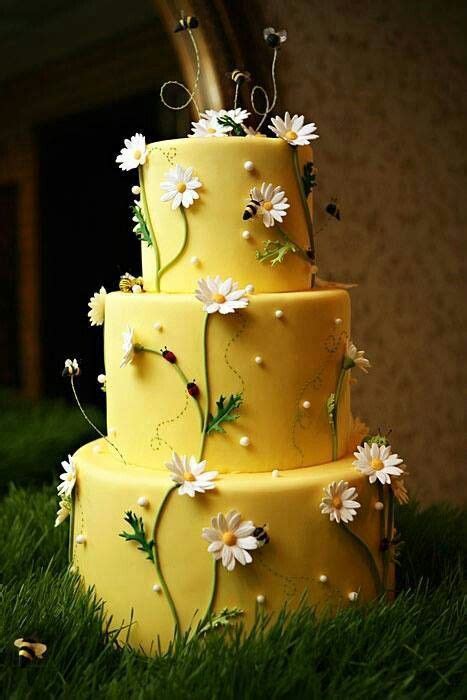 Pin By Tere Carbajal On Eventos Daisy Cakes Daisy Wedding Cakes