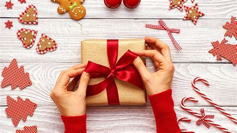 Bordure de noël avec ornement, cadeau doré et neige. 10 idées de cadeaux de Noël pour hommes