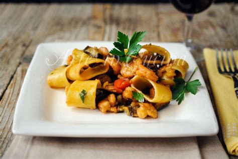 Per prepararli occorre lavare i gamberi e privarli del guscio. Calamarata con gamberi e melanzane ricetta facile ...