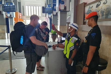 Petugas Keamanan Di Stasiun Besar Yogyakarta Memeriksa Suhu Tubuh Turis