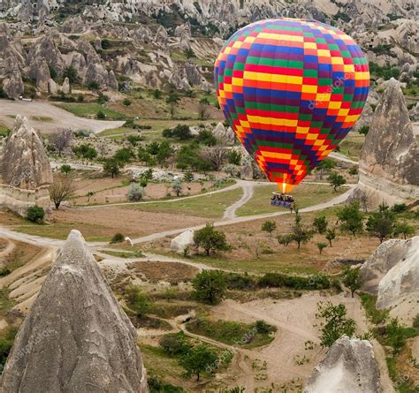 Kappadokien är fornpersiska och betyder landet med de vackra hästarna. Heißluftballons Kappadokien, Türkei — Stockfoto © fotoall ...