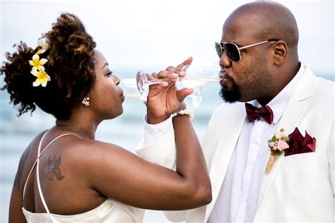 jour de mariage du couple afro américain photo gratuite