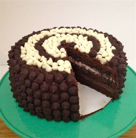 Para producir una torta como la de la imagen (de 4 capas y solo con relleno y decoración en la yo la rellené y cubrí con buttercream de chocolate porque me pareció el contraste perfecto para el sabor y. Receta: La torta de chocolate más rica que he hecho en mi ...
