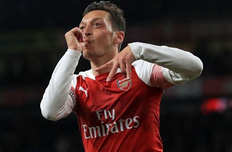 Mesut özil steht neben seiner frau, seine tochter hat er auf dem arm. Mesut Özil: Baby-Überraschung: Fußballer zeigt neugeborene ...