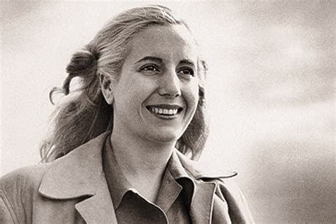 Eva peron, 1950 yılında halka bir konuşma yaparken düşük gelirli işçilerin durumlarını düzeltmeye yönelik çalışan juan domingo peron, 1944 yılındaki darbenin ardından tutuklansa da eva peron ve arkadaşlarının işçileri yanlarına alarak başlattıkları grevler neticesinde serbest bırakıldı. Eva Duarte de Perón: La abanderada de los humildes ...