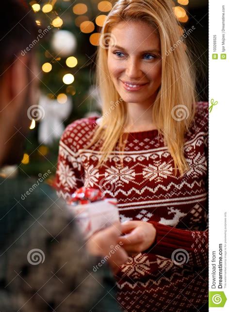Blonde Vrouw Die Kerstmist Geven Aan De Mens Stock Afbeelding Image Of Decoratie Wijfje