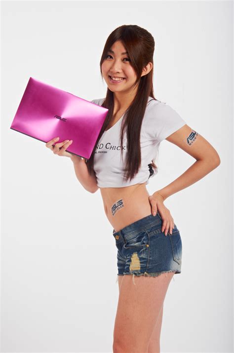 taiwanese sexy girl shen angel taiwanese model sexy show acer laptop and htc mobile