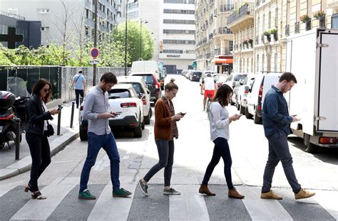 alerte aux smombies ces zombies du smartphone qui s exposent à des accidents le parisien