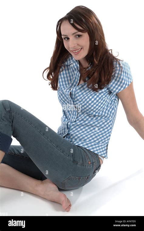 Junge Dunkelhaarige Frau In Jeans Und Karobluse Stockfoto Bild 5600468 Alamy