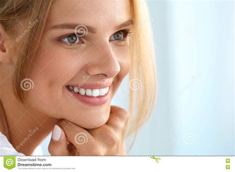 Attractive Blonde Lady With Smiling Face Displays Flawless Bare Shape Telegraph