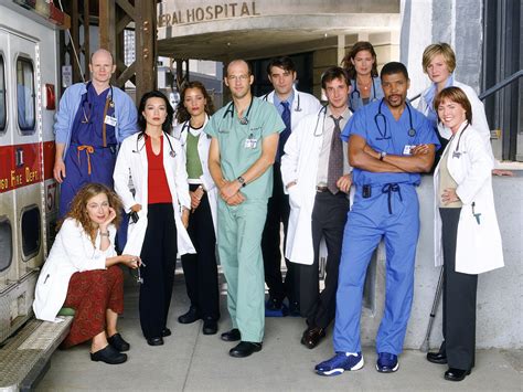 Noah Wyle Says The ‘er Cast Hangs Out ‘all The Time
