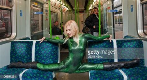 Contortionist Zlata From Kazakhstan Poses On A London Underground Nachrichtenfoto Getty