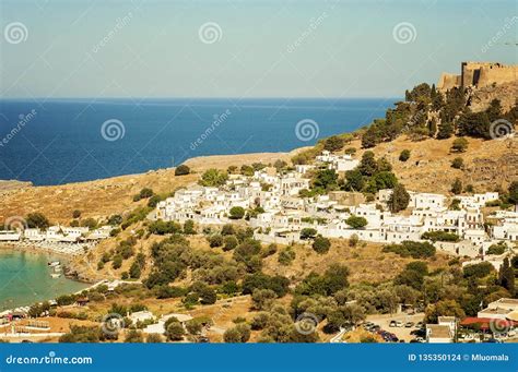 Eine Landschaftsansicht Vom Berg Zu Einem Kleinen Dorf Lindos In Rhodos