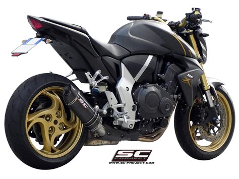 This position not only improves the bike's weight distribution but it also gives a more upright and comfortable riding position. Honda Honda CB1000R - Moto.ZombDrive.COM