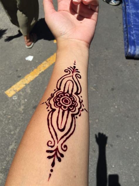This one almost looks more like a permanent tattoo than like henna, but we're huge fans of the design. 1001 + Ideen, wie Sie ein Henna Tattoo selber machen ...