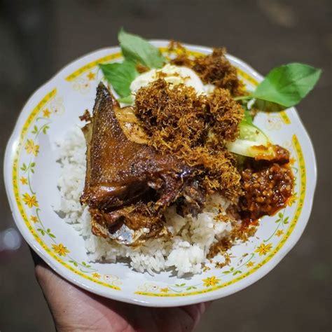 Pecel lele komplit dengan sambal maupun bahan lalapan. Warung Bebek Purnama, Kuliner Nendang di Surabaya yang ...