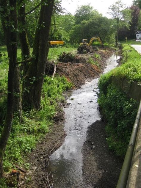 La belgique s'est réveillée sous l'eau jeudi et au moins deux personnes ont été retrouvées mortes victimes des crues liées aux pluies diluviennes. Lutte contre les inondations - Province de Namur