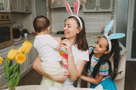 Tradiciones Familiares De Pascua Amante Joven Madre Enseñando A Los