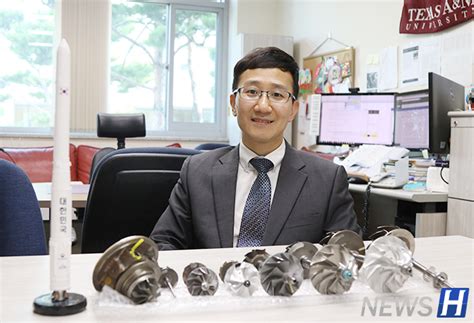익명 언급이라는 점, 그리고 상대방이 동료 시인이라는 점에도 불구하고 류근 시인이 고소라는 강수를 두는 이유는 무엇인지 등을 류근 시인에게 직접 물어보았다. 류근 교수(기계공학과), 정부 우주핵심기술개발사업 선정
