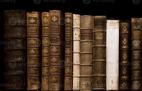 Vista De Libros Antiguos En La Estantería 1373324 Foto De Stock En Vecteezy