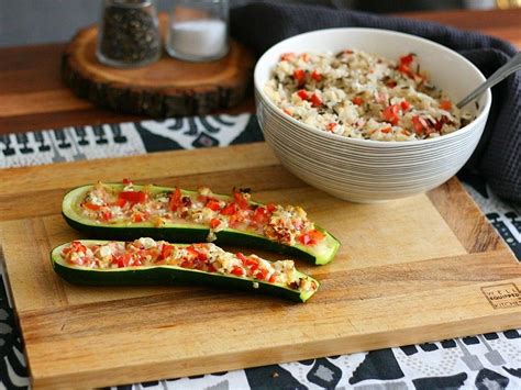 Zucchinifruchtfleisch, zwiebeln und schinkenwürfel zum hackfleisch geben. Gefüllte Zucchini mit Frischkäse von Mimmi2412 | Chefkoch ...