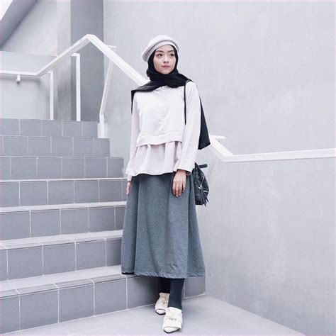 Feb 15, 2019 · nah, beberapa model baju batik kerja wanita adalah blouse kombinasi, batik gamis kombinasi blazer, ataupun menggunakan atasan dengan potongan yang unik. Outfit Baju Top Blouse Untuk Hijabers Ala Selebgram 2018 peplum blouse rok abu tua stocking ...
