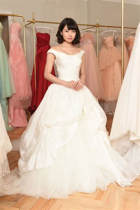二階堂ふみ"美デコルテ"の純白ウェディングドレス姿を披露 ...
