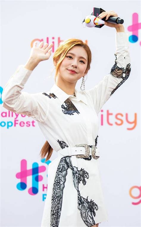 Mi Yeon Gi Dle From Best Red Carpet Moments From Hallyupopfest 2019